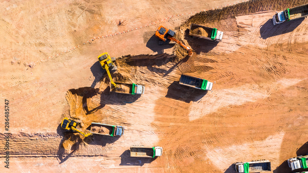 鸟瞰挖掘机在建筑工地上作业。