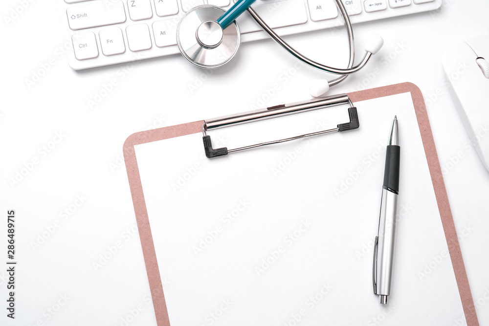 医生诊断概念-电脑键盘上的听诊器，带病历箱和笔