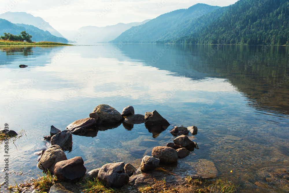 俄罗斯西伯利亚阿尔泰山脉的Teletskoye湖。美丽的夏日早晨。
