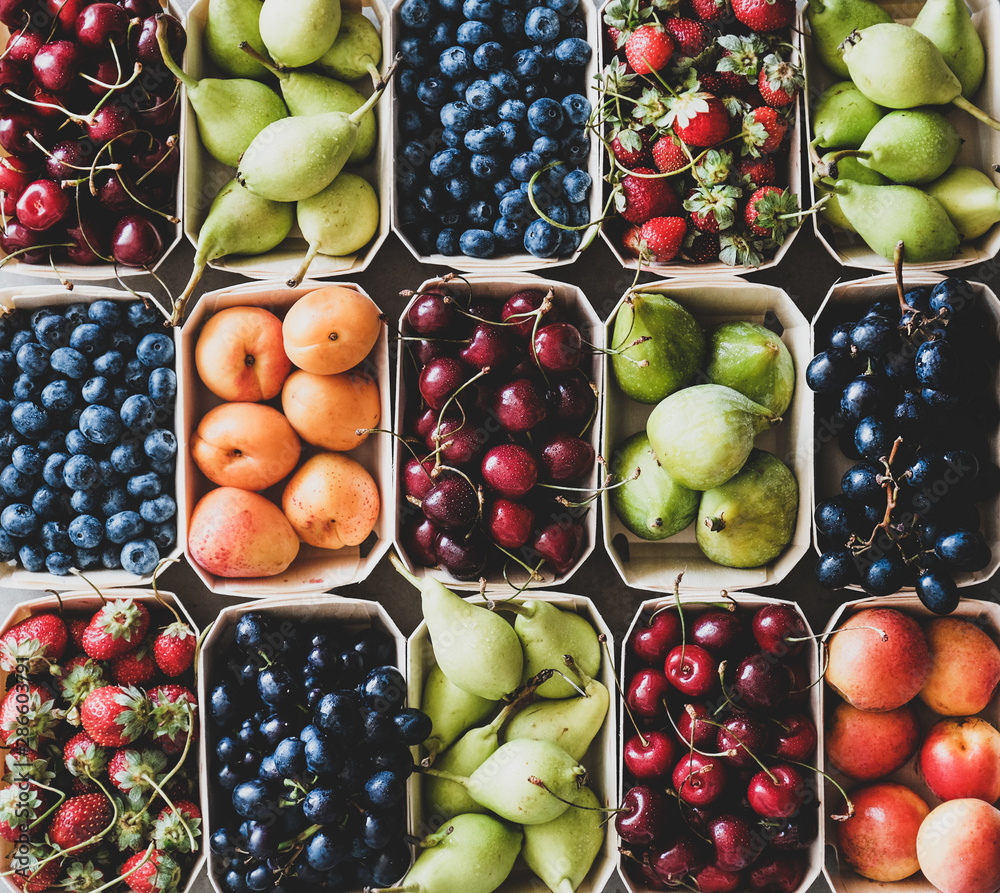 夏季水果和浆果的种类。草莓、樱桃、葡萄、蓝莓、梨等的扁平排列。