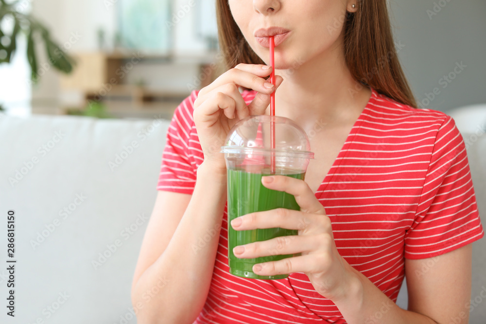 年轻女性在家喝健康蔬菜汁