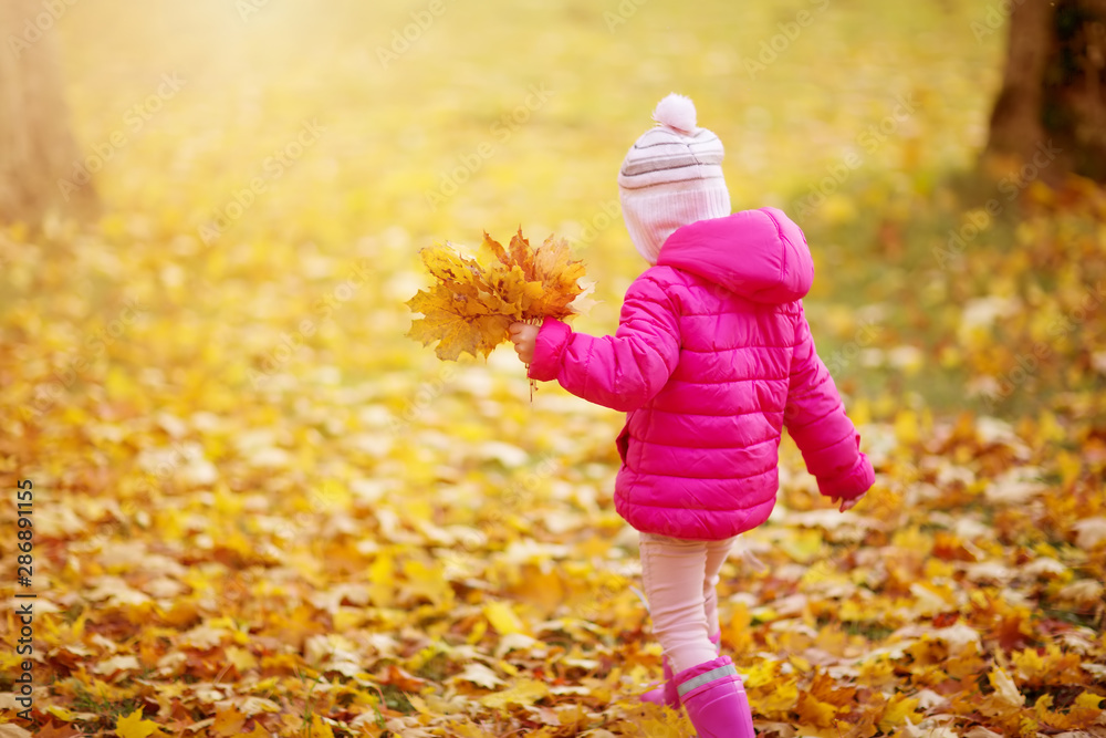 美丽的秋日，孩子撑着伞站着