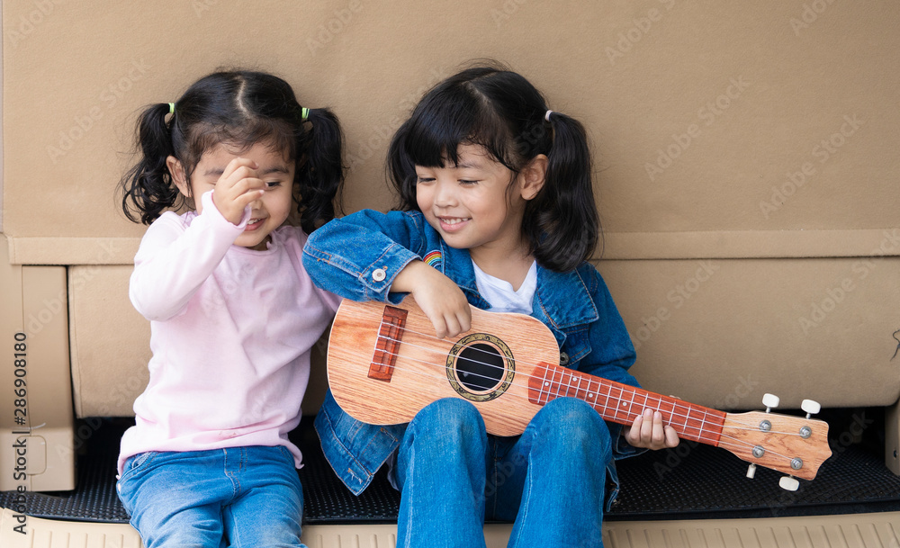 快乐的孩子弹吉他。音乐概念。