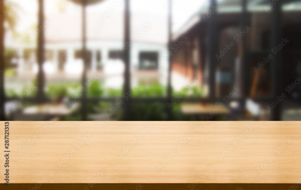 现代餐厅或咖啡馆背景模糊的木桌子，上面有空的复制空间