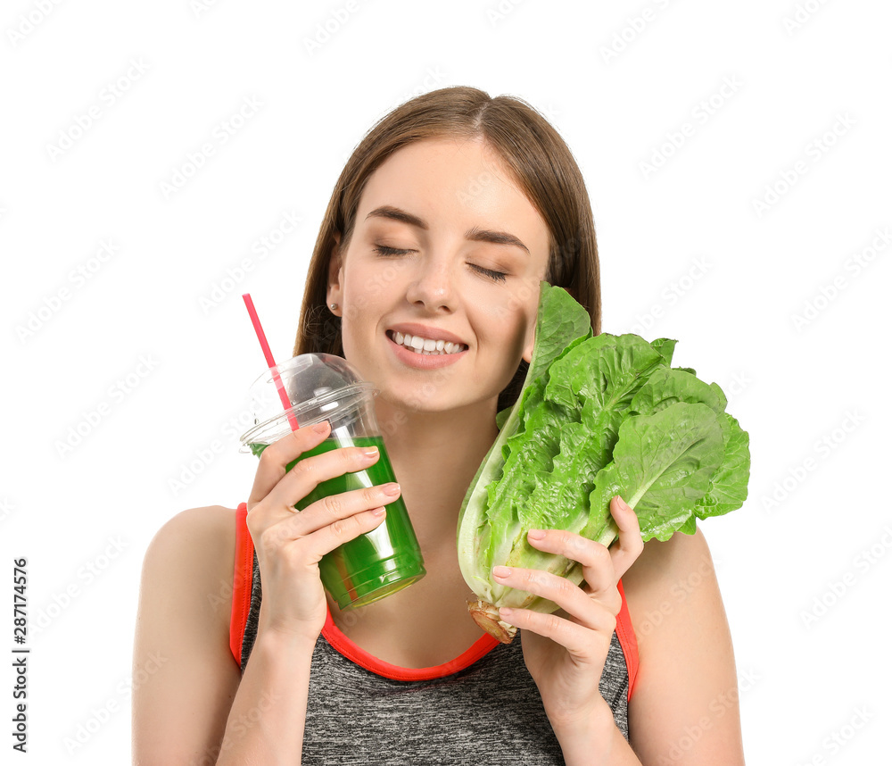 年轻的运动型女性，白底卷心菜和健康的蔬菜汁