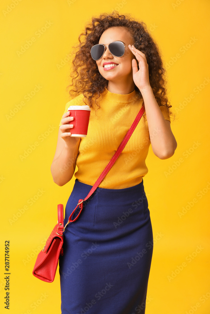 时尚的非裔美国女性，背景是一杯咖啡