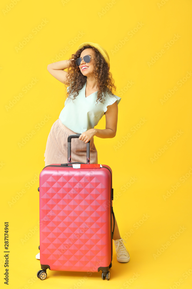 时尚的非裔美国女性，彩色背景行李