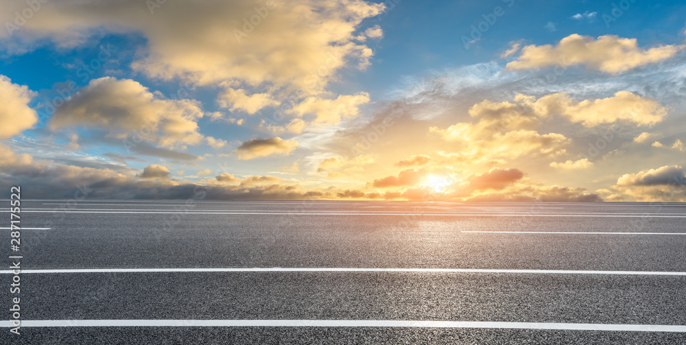 空旷的高速公路和日落时美丽的天空云朵，道路背景。