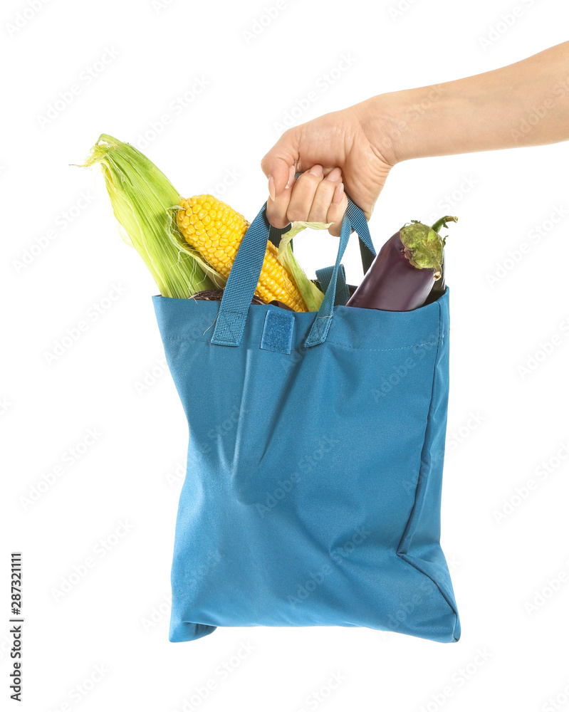白色背景环保袋中的新鲜蔬菜女性手