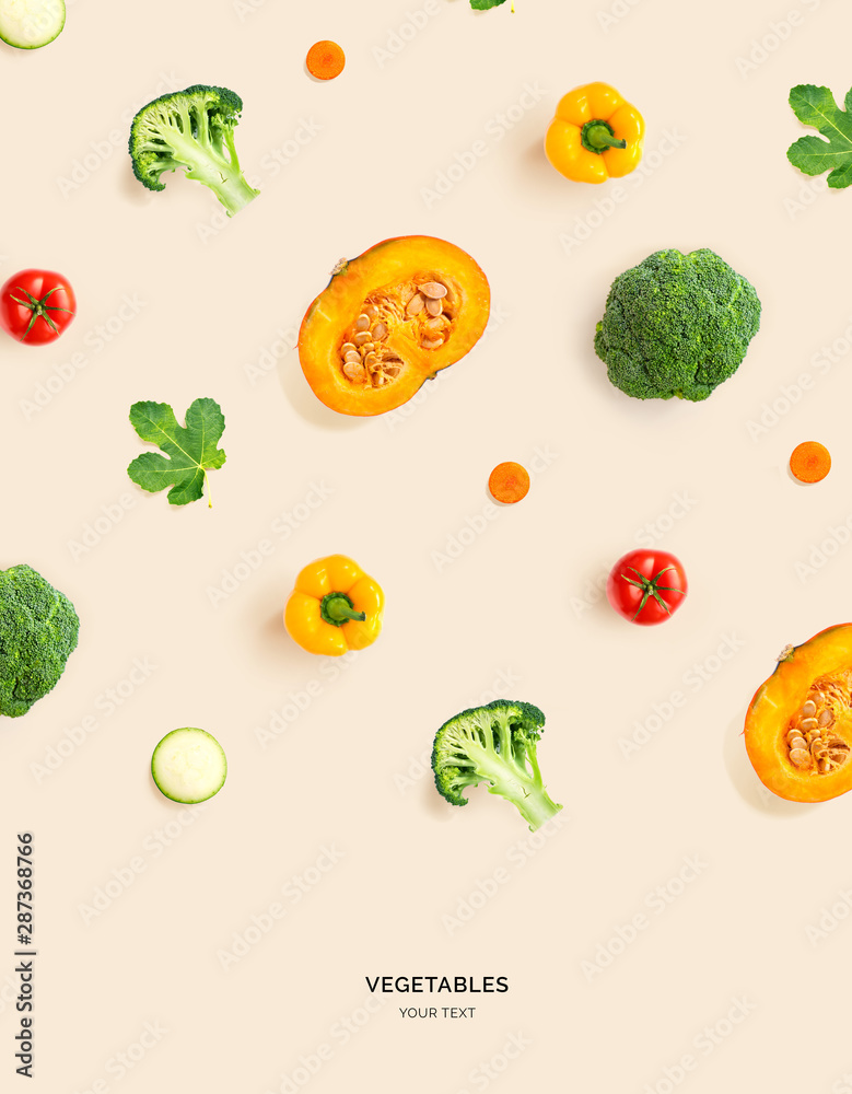 由南瓜、番茄、西兰花、胡椒在米色背景上制成的创意布局。平躺。食物概念