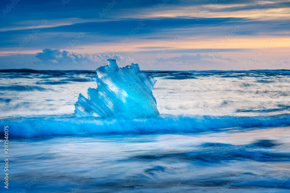 日落时冰岛钻石海滩上的冰山碎片