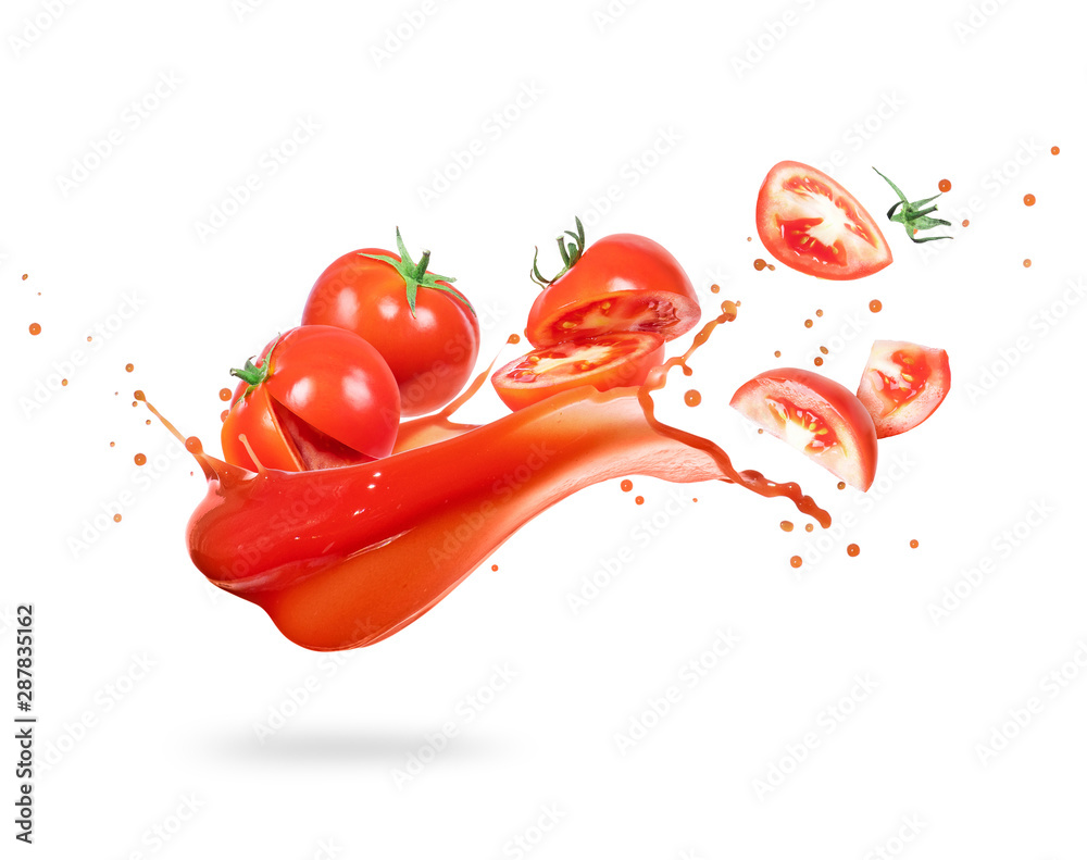番茄切片，带有新鲜果汁，在白色背景上分离