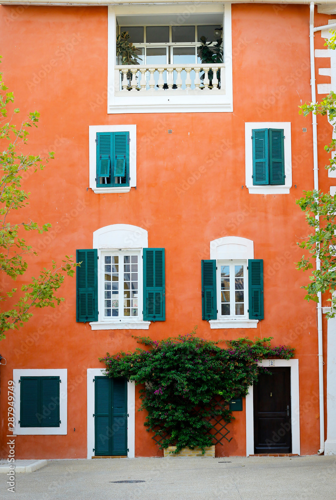 带彩色百叶窗的地中海建筑立面