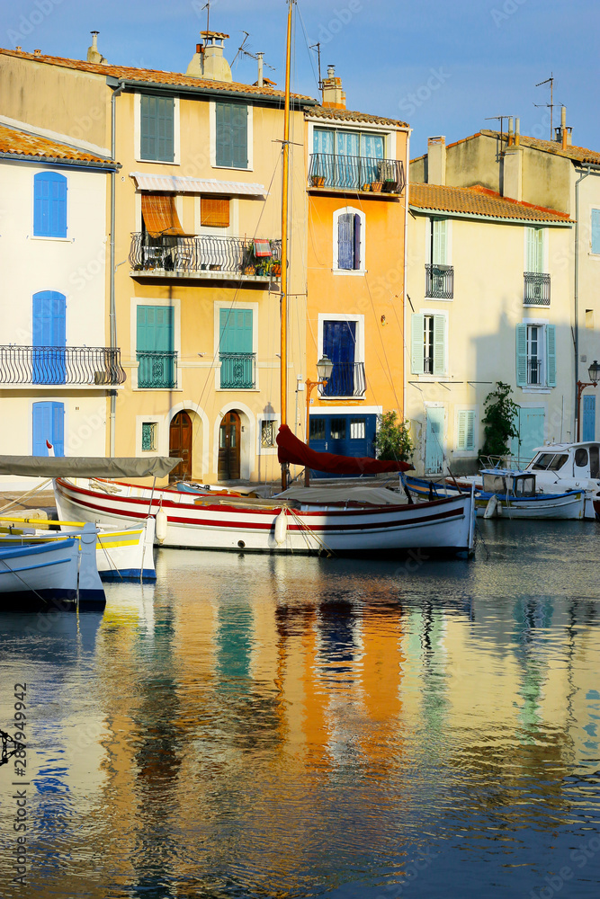 地中海建筑立面，带河流和船只的彩色百叶窗