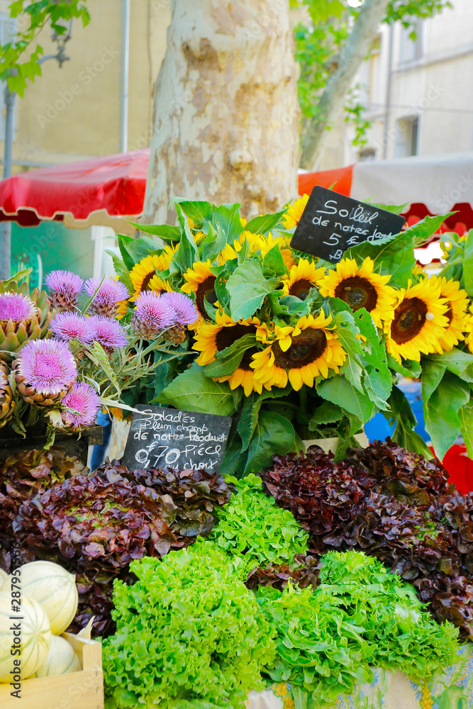 法国普罗旺斯市场上出售的各种蔬菜，配向日葵、沙拉