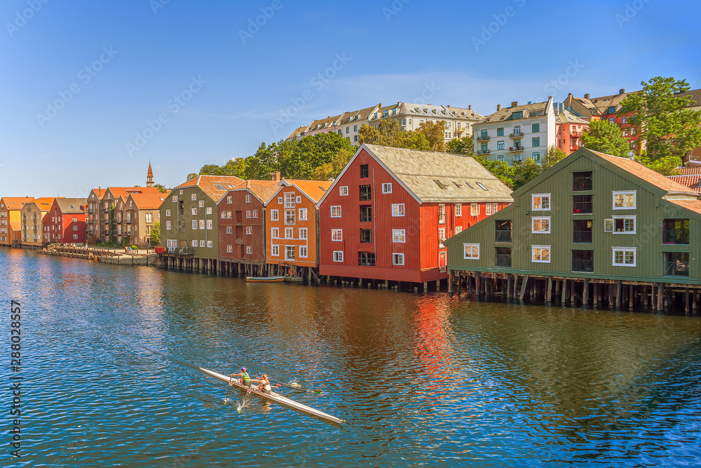 Nidelva河上的双人双桨船。挪威特伦德海姆。特伦德拉格郡