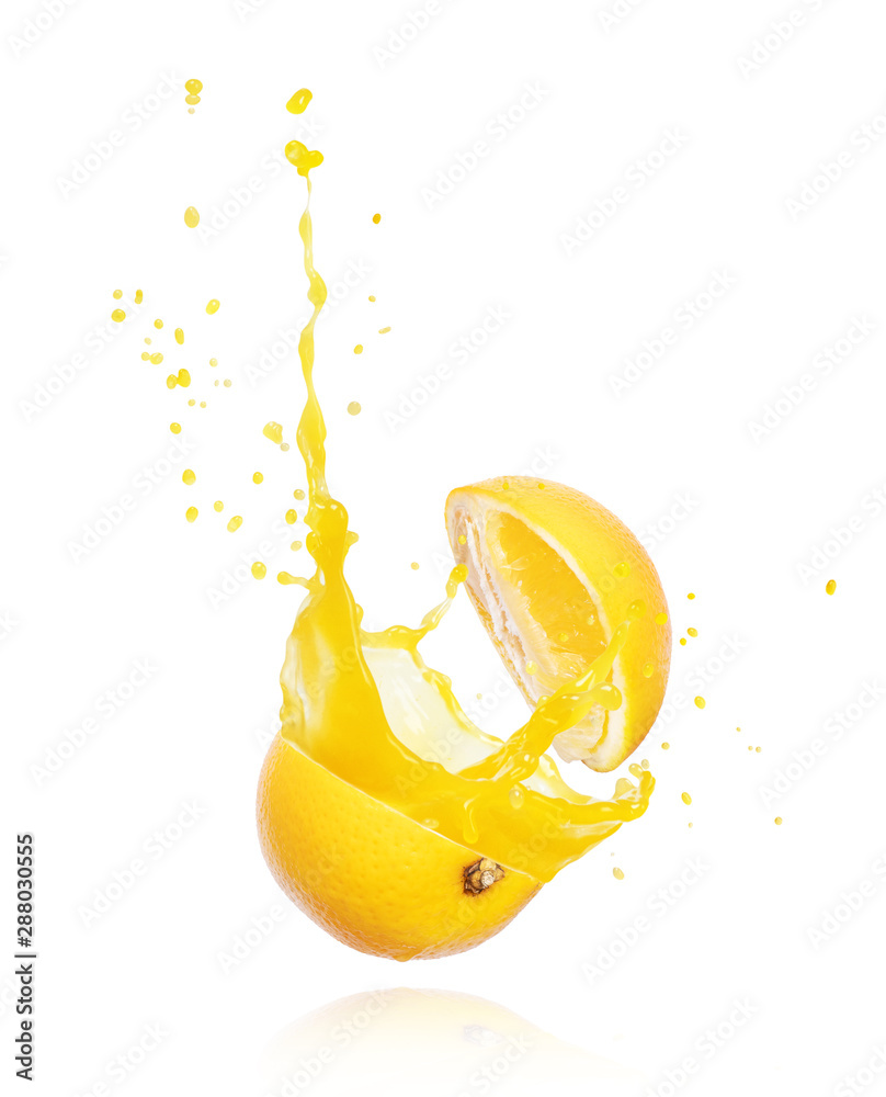 果汁从切好的橙色中飞溅出来，在白色背景上隔离