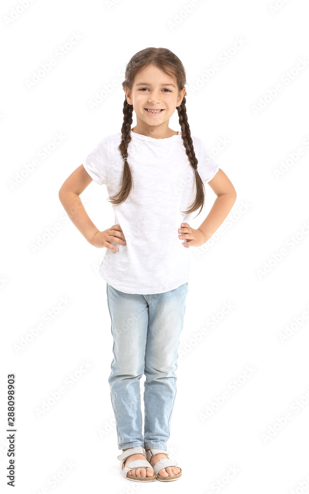 穿着白底时尚t恤的小女孩