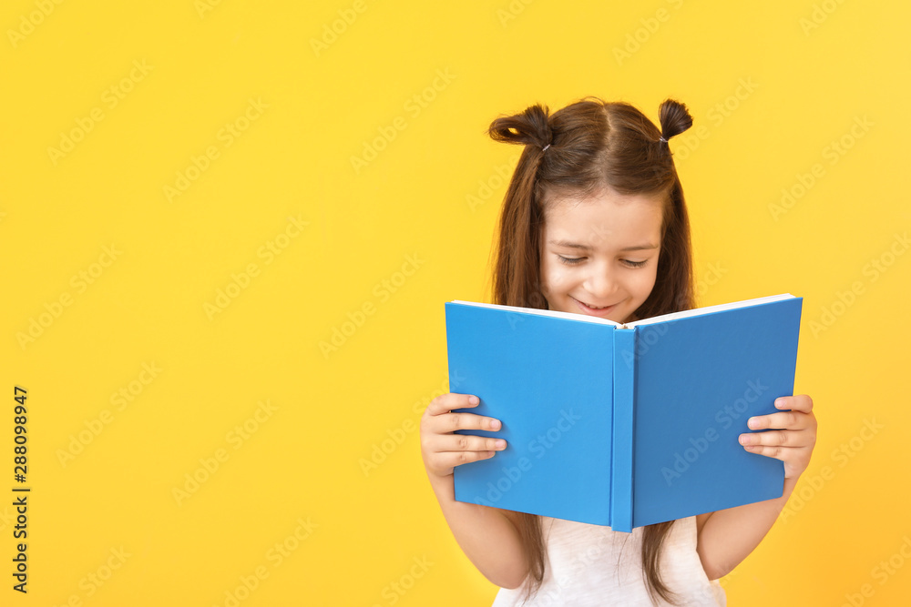 可爱的小女孩，彩色背景书