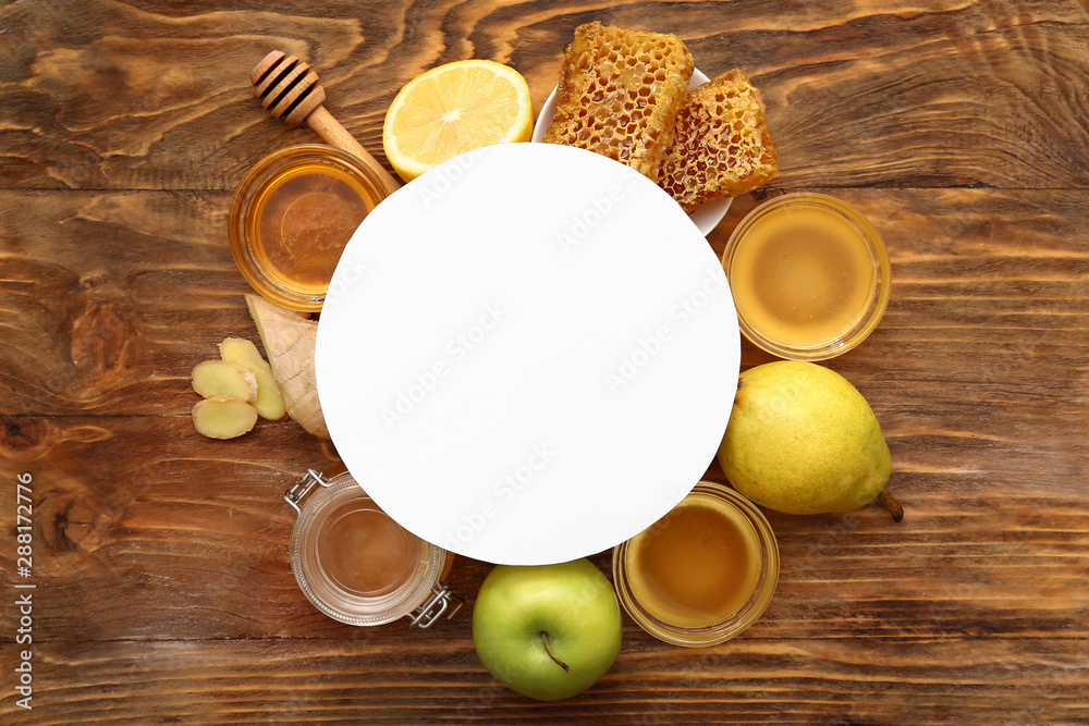 蜂蜜、水果和木背景空白卡片的组合