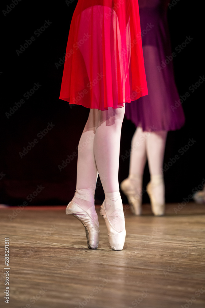 穿着芭蕾舞鞋的芭蕾舞演员的腿，特写镜头
