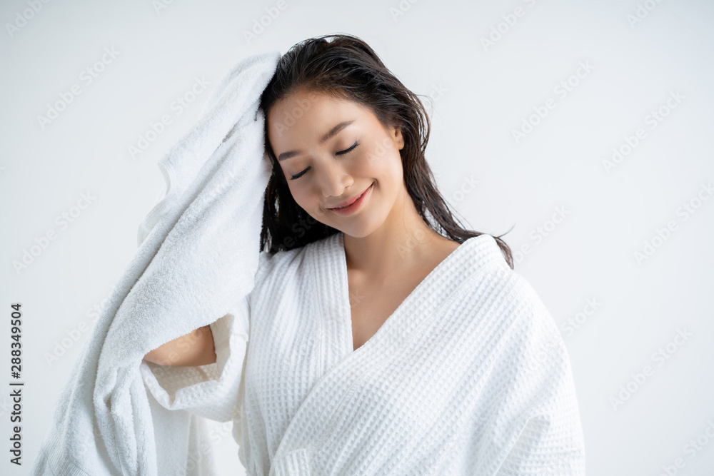 亚洲女性淋浴后用干毛巾擦干头发