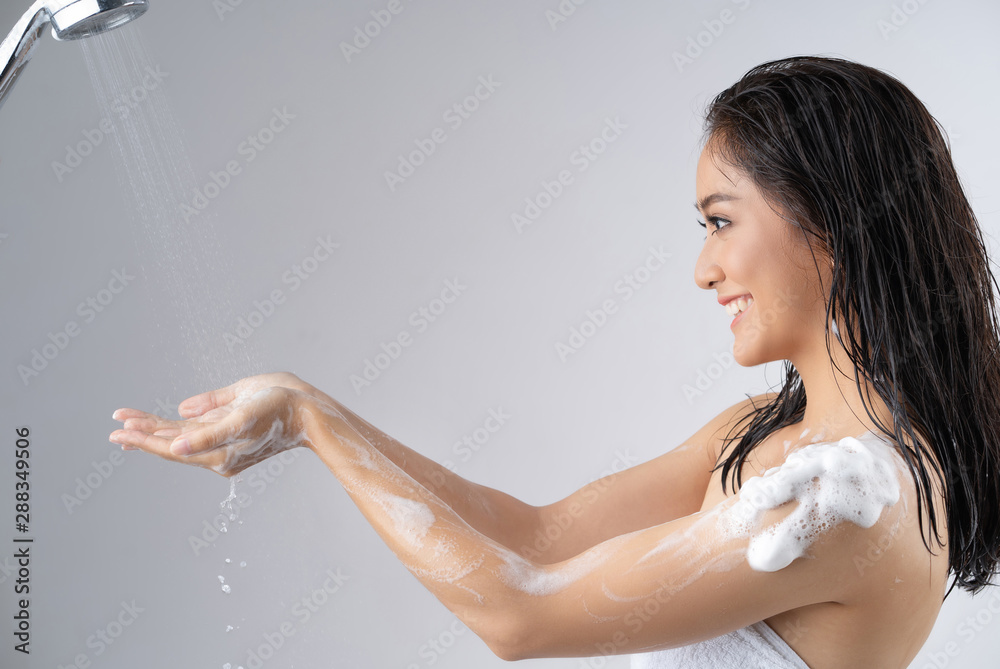 亚洲女人对淋浴很满意。工作室概念