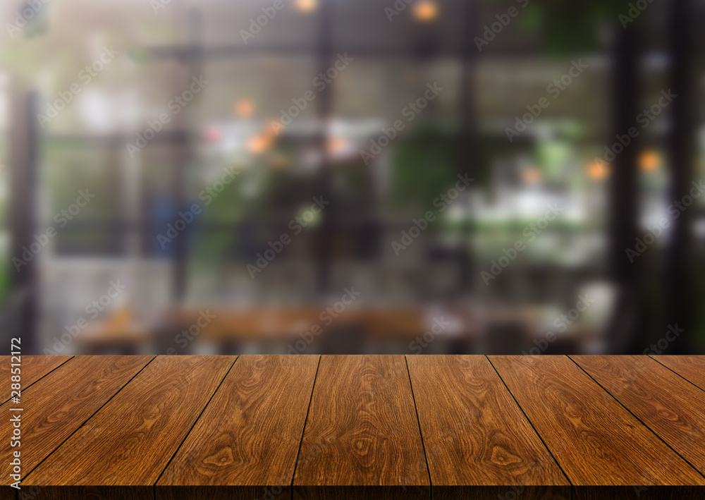 现代餐厅或咖啡馆背景模糊的木桌子，上面有空的复制空间