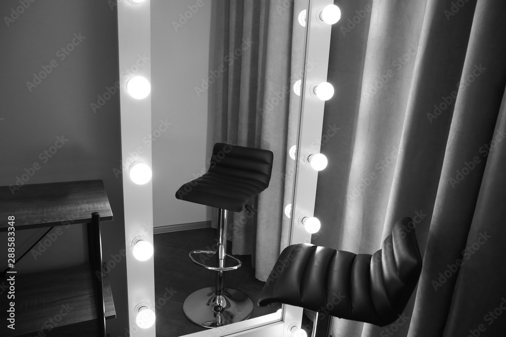 现代化妆室的时尚镜子和椅子