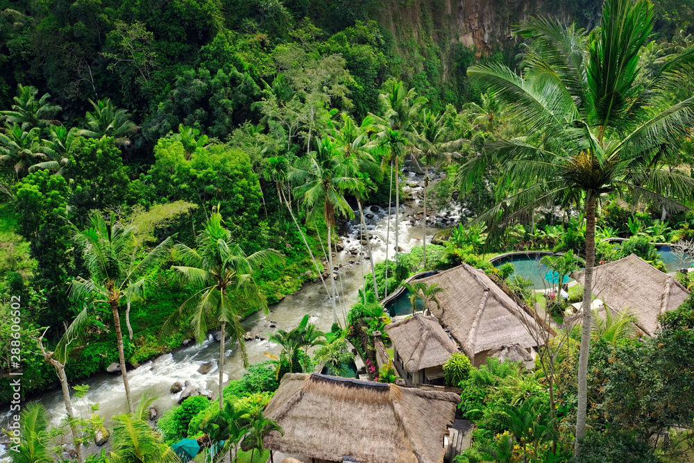 印度尼西亚巴厘岛带游泳池的豪华度假村。