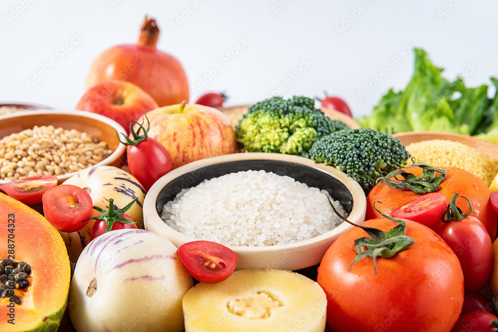 白色背景上的新鲜时令水果、蔬菜和豆类谷物