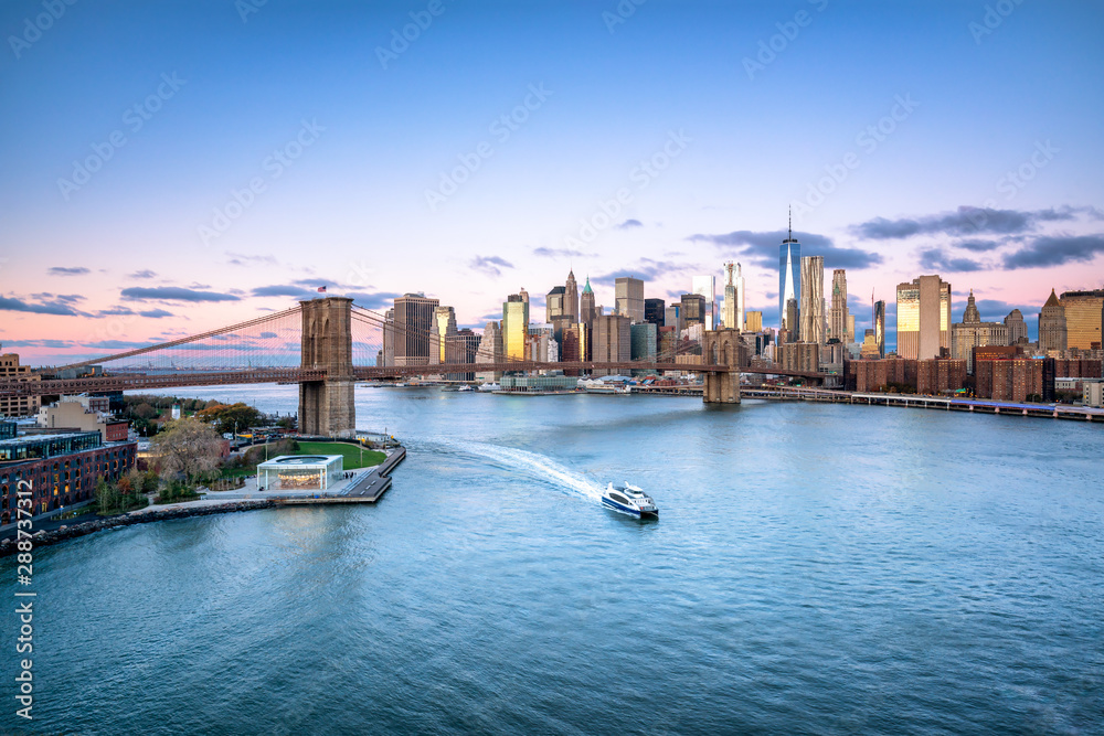 美国纽约市曼哈顿天际线和布鲁克林大桥鸟瞰图
