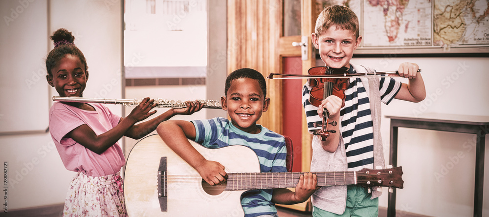 孩子们在教室里演奏乐器的肖像