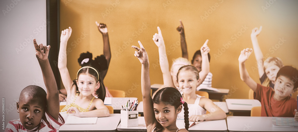 学生在课堂上举手
