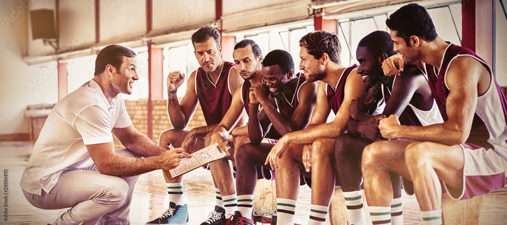 教练向篮球运动员解释比赛计划