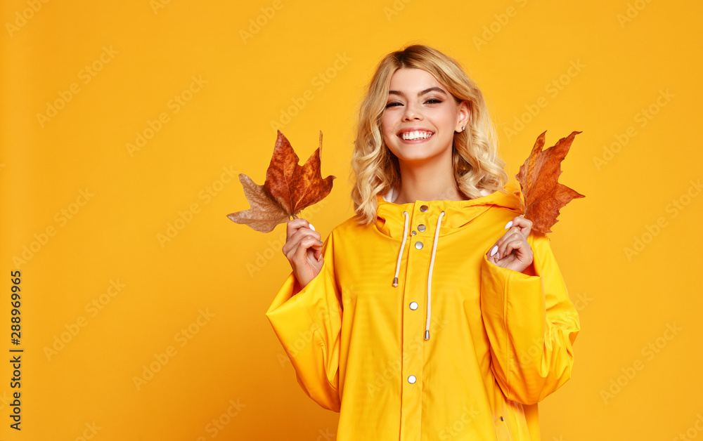 黄色背景秋叶的快乐感性女孩