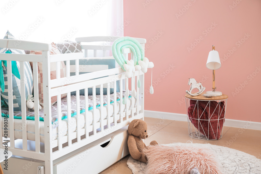 儿童房现代室内的时尚婴儿床