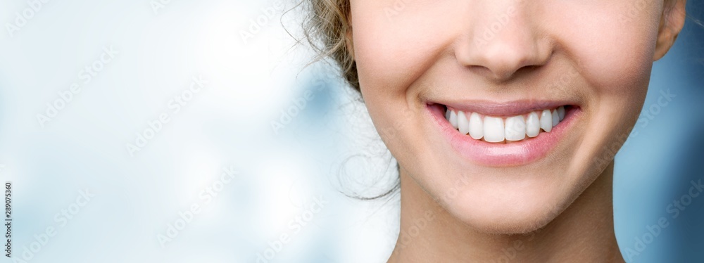 年轻清新的女人，拥有健康洁白的牙齿，笑容灿烂。与世隔绝
