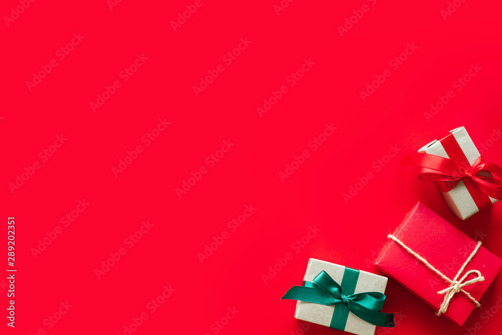 红底礼品/礼品盒，用于圣诞节和带有复制空间的新年快乐概念。topv