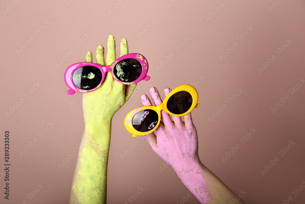 彩色背景上带有时尚太阳镜的彩绘女性手