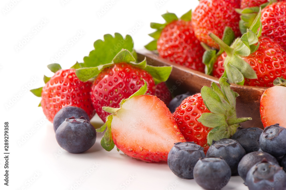 一碗美丽美味的草莓和蓝莓，隔离在白色背景上，关闭u