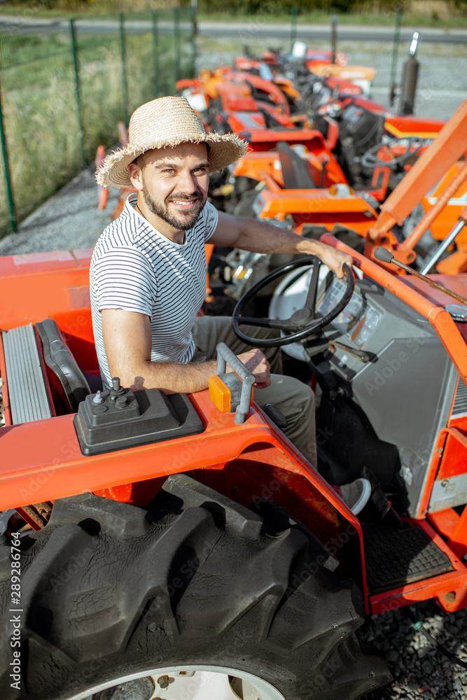 年轻农学家尝试拖拉机耕种，在开阔的土地上选择农业机械