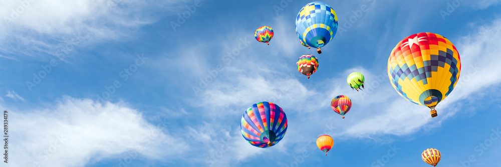 天空中五颜六色的热气球