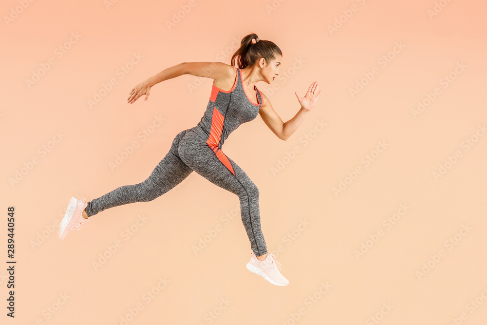 彩色背景下的跑步运动型女性