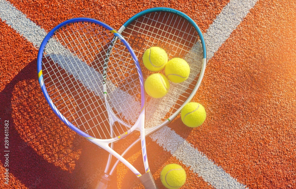 网球游戏。背景是网球和球拍。