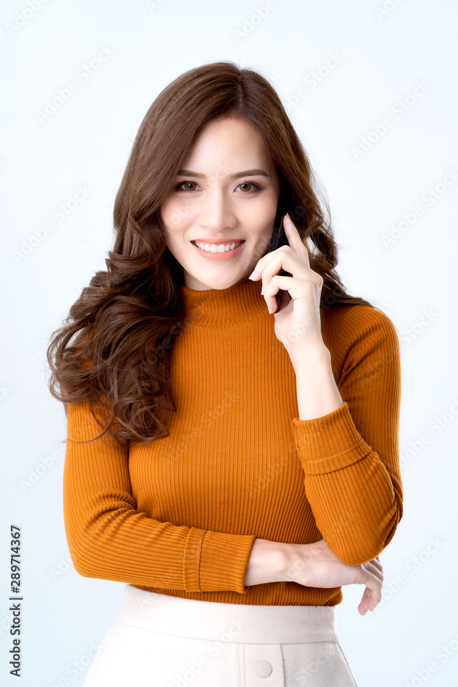 肖像美女亚洲女人棕色连衣裙微笑着快乐自信快乐的手持智能手机b