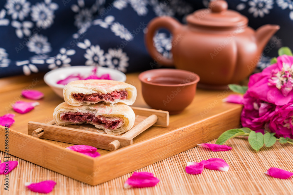 中国云南特色美食鲜花蛋糕放在砧板上