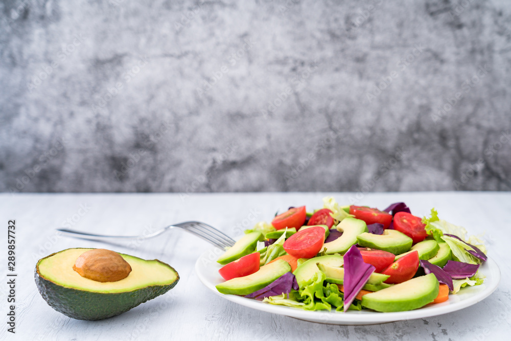 健康减肥食品：一盘鳄梨蔬菜沙拉