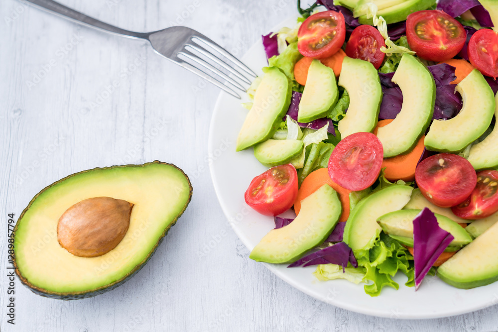 健康减肥食品：一盘鳄梨蔬菜沙拉