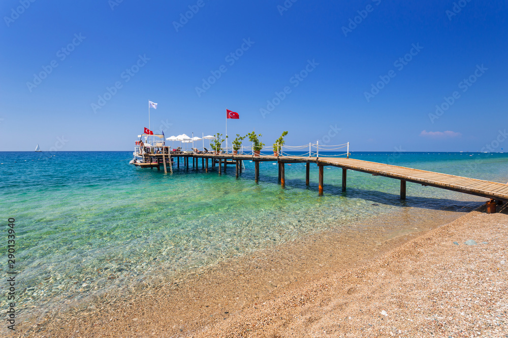土耳其里维埃拉Tekirova附近海滩的蓝色泻湖